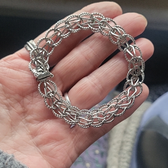Elegant Silver Bracelet - Picture 6 of 8